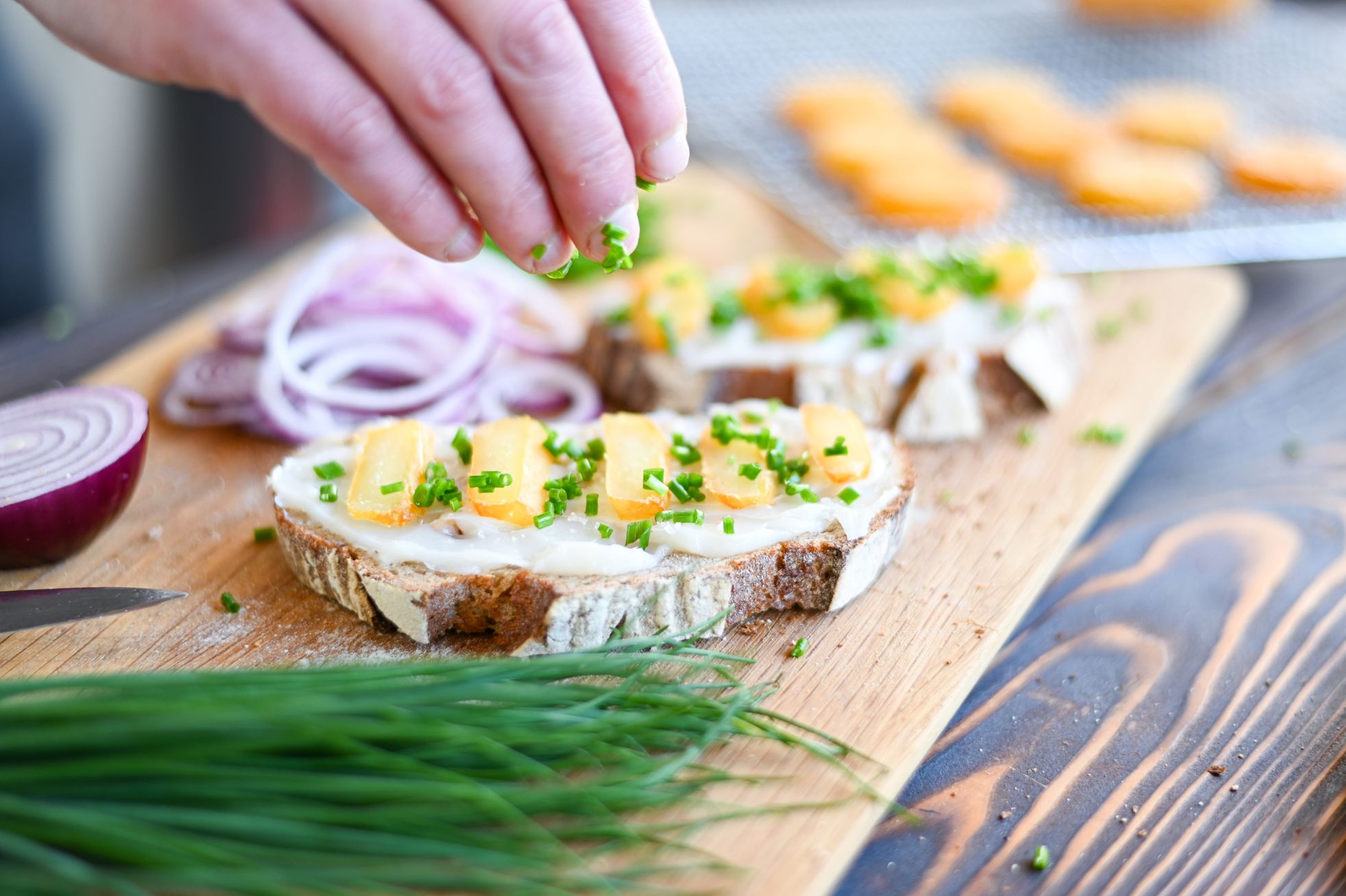 GERÄUCHERTER HARZER-KÄSE MIT SCHMALZ